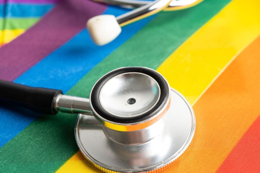 İngiltere’de Doktorlar Birliği’nden Tarihi Karar: LGBTQ+ Bireyler İçin “Kimlik Temelli Sağlık Hizmeti” Talebi Onaylandı