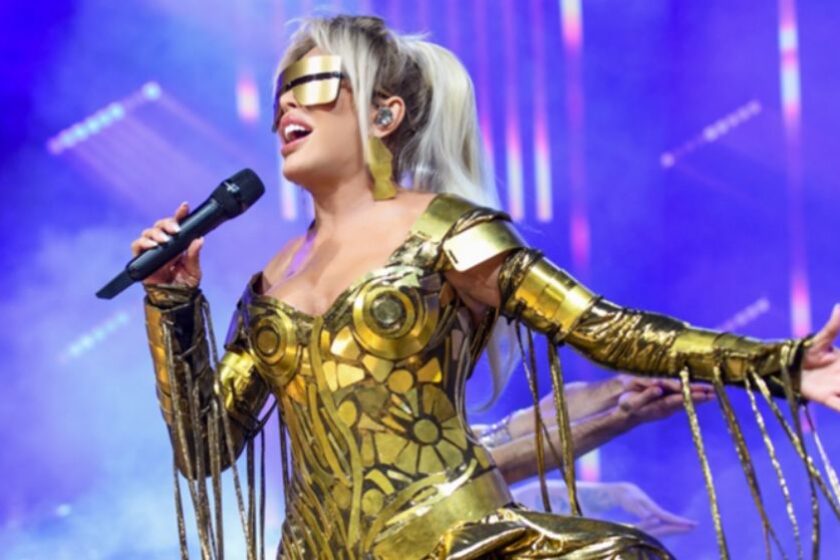 Ajda Pekkan’dan Duygusal Gece: “Sokakta Özgürlüğüm Yok, Ama Sahnedeyim”