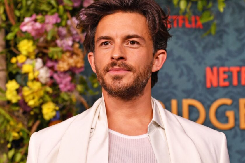 Jonathan Bailey: “Okulda LGBT+ Haftası Olsaydı, Hayatım Çok Farklı Olurdu”